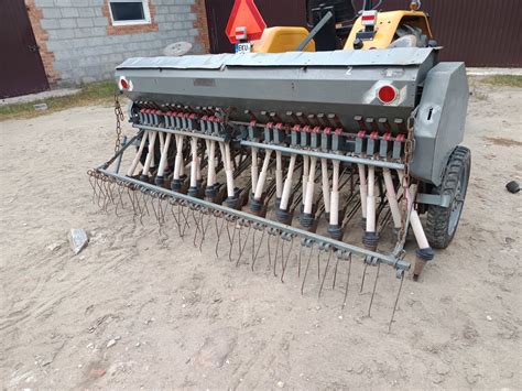 Siewnik zbożowy Poznaniak na polu podczas pracy