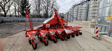 Siewnik punktowy z regulacją sekcji wysiewających