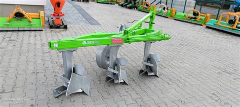 Zgięta słupica pługa Bomet U068/3 po uderzeniu w przeszkodę