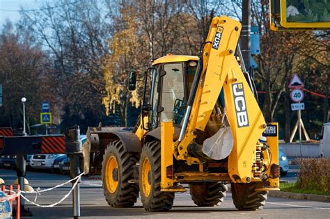 Infografika przedstawiająca różne zastosowania i osprzęt JCB 3CX