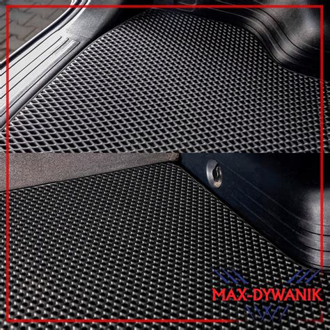 Zdjęcie przedstawiające dywanik EVA w kabinie ciągnika, pokazujące jego dopasowanie do podłogi i estetyczny wygląd.