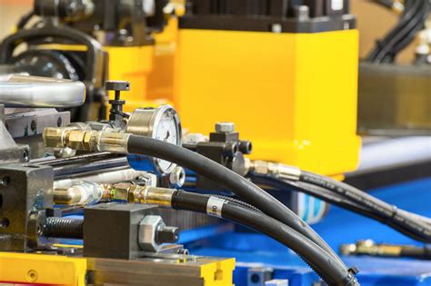 zdjęcie laboratoryjnego badania próbki oleju hydraulicznego