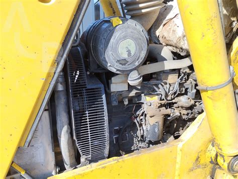 Zdjęcie przedstawiające lokalizację filtrów w koparko-ładowarce Komatsu WB93R