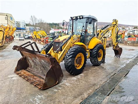 Tematyczne zdjęcie koparko-ładowarki New Holland serii D w akcji
