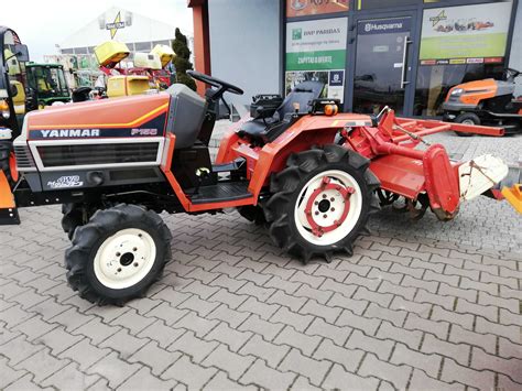 Traktor ogrodowy z glebogryzarką separacyjną w akcji na polu