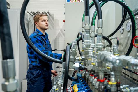 infografika przedstawiająca różne konfiguracje rozdzielaczy hydraulicznych