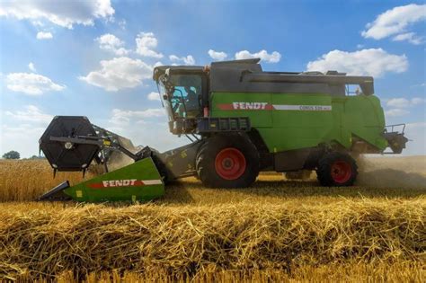 Kombajn Fendt 5180 E podczas pracy na polu