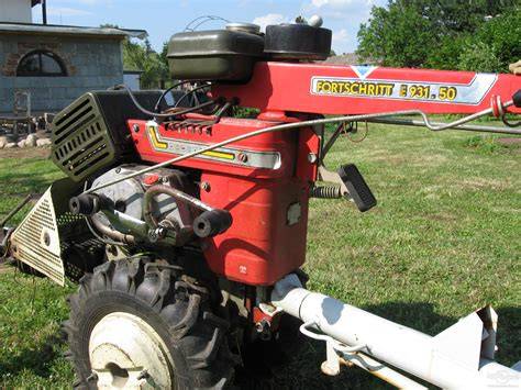 Traktorek Fortschritt z silnikiem Simson S51 w trakcie naprawy