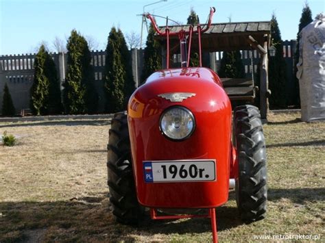 Zdjęcie trójkołowej wersji Ursusa C-308 z charakterystyczną kierownicą z FSO Warszawa
