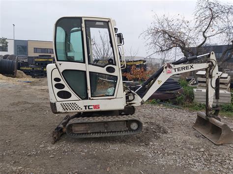 Minikoparka Terex w akcji z różnymi osprzętami