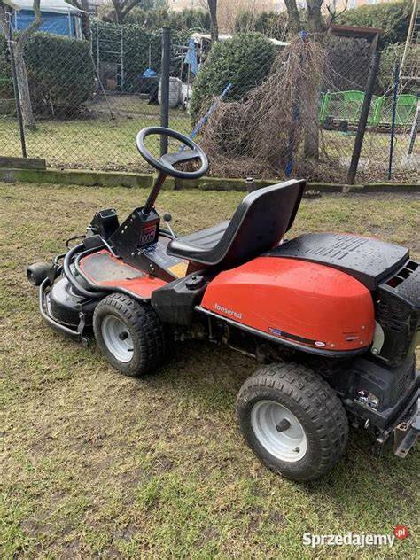 Traktorek kosiarka Jonsered FR 2113 MA w akcji, koszący trawę