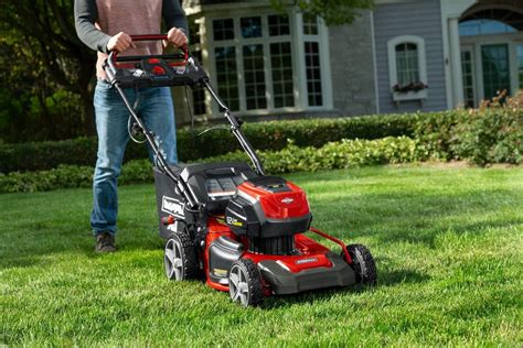 zdjęcie systemu bateryjnego Snapper XD 82V Max* i różnych narzędzi z nim kompatybilnych
