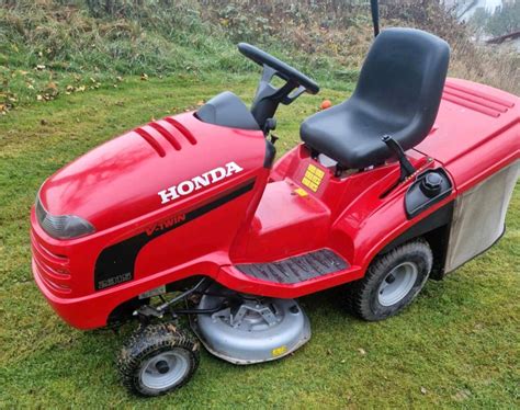 Zdjęcie traktorka Honda 2315 z możliwością podpięcia akcesoriów