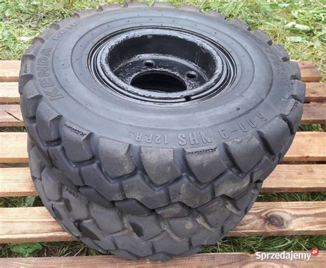 zdjęcie różnych rodzajów kół i opon do wózków widłowych