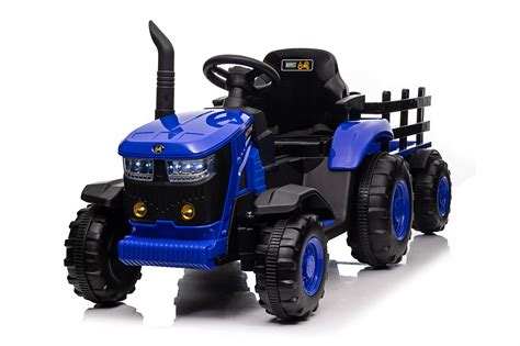 Dziecięcy traktor z doczepioną przyczepą w akcji