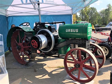 Zdjęcie zmodyfikowanego żółtego Ursusa z numerem startowym i sportowymi napisami.