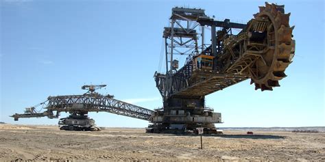 Photo of Bagger 293 in a large open-pit mine