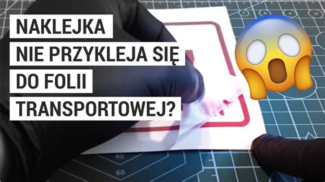 Infografika przedstawiająca warstwy naklejki: folia, druk, laminat, folia transportowa