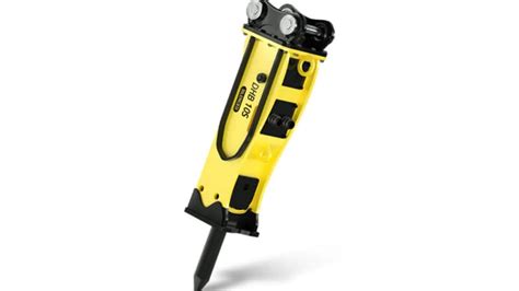 Operator używający ręcznego młota hydraulicznego JCB