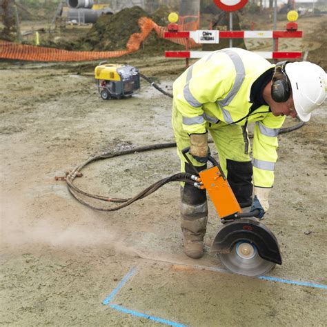 Przecinarka hydrauliczna JCB w akcji na budowie