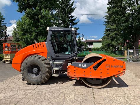 Walec drogowy HAMM H13i w akcji, zagęszczający grunt na budowie
