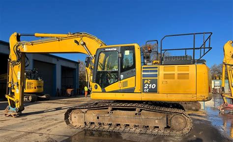 Zestawienie różnych modeli koparek gąsienicowych Komatsu na placu budowy