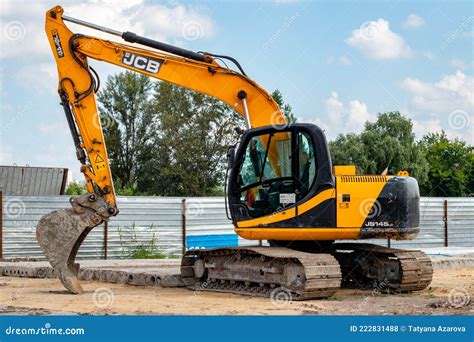 Thematic photo of a JCB crawler excavator performing earthworks on a difficult terrain