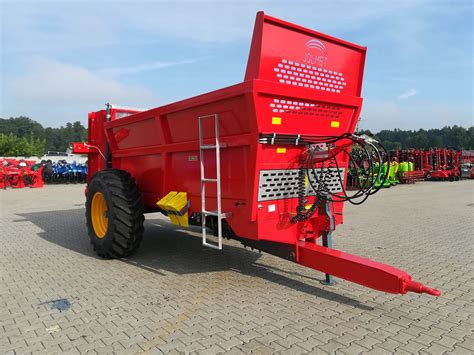 Zdjęcie rozrzutnika obornika 7-tonowego w użyciu.