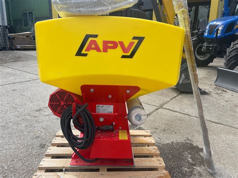 Infografika porównująca wersję hydrauliczną i elektryczną siewnika APV PS 200 M1