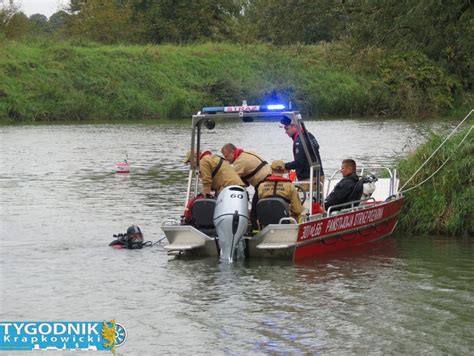Zdjęcie z akcji ratunkowej w Łukanowicach, strażacy na brzegu rzeki Dunajec