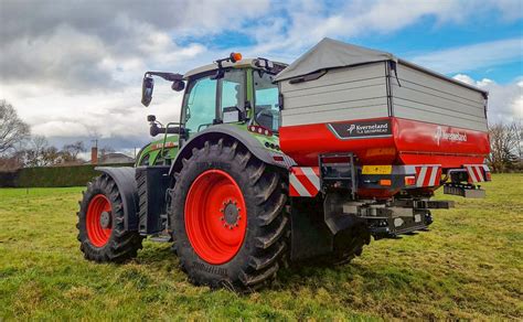 Diagram illustrating the XHD paddle coating technology for Kverneland spreaders
