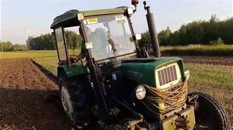 Zdjęcie mikrociągnika TZ-14 K z zamontowanym pługiem.