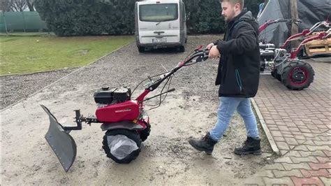 Glebogryzarka z zamontowanym pługiem do odśnieżania