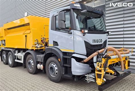 Iveco X-Way z zabudową wywrotki na tle placu budowy