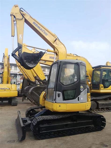 Thematic photo of a Komatsu mini-excavator working on a construction site