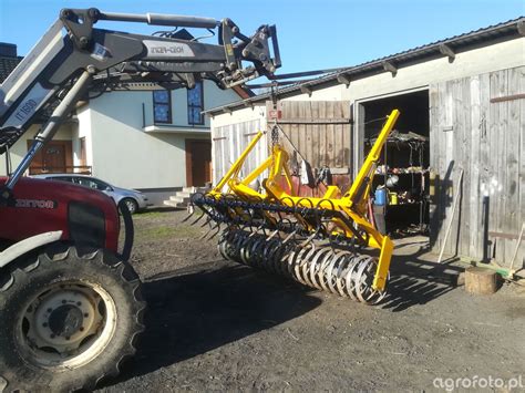 Zdjecie pogladowe agregatu uprawowego Agro-Lift w pracy na polu