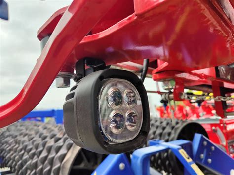 Schemat montażu niebieskiego oświetlenia roboczego LED na belce opryskiwacza zwiększającego widoczność strumienia cieczy