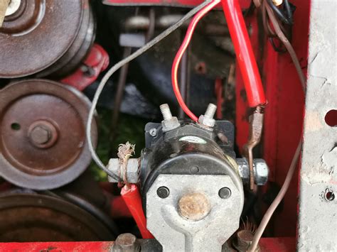 Zbliżenie na system szybkomocowania osprzętu w traktorku