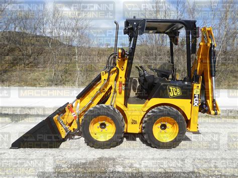 JCB 1CX w pracy na ciasnym placu budowy