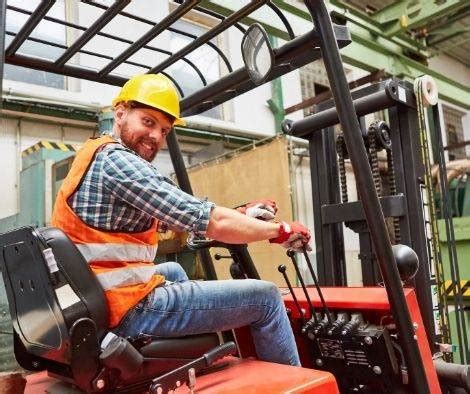 Operator obsługujący wózek widłowy podczas szkolenia praktycznego