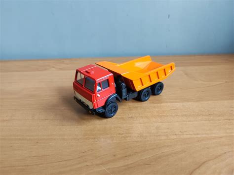 Miniaturowa, metalowa wywrotka z widocznymi detalami