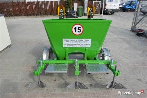 Zbliżenie na konkretne części zamienne do sadzarki, prezentujące ich jakość wykonania.