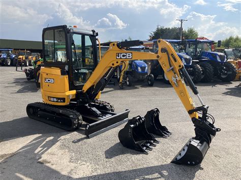 zdjęcie łyżki skarpowej zamontowanej na minikoparce JCB