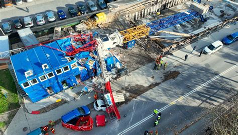 Tematyczne zdjęcie żurawia samochodowego na placu budowy