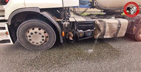 Zdjęcie przedstawiające wyciek paliwa z okolic filtra powietrza w kosiarce