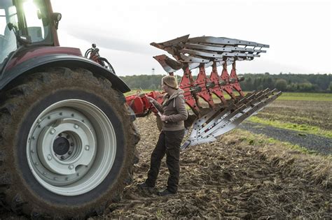 Pług obracalny w trakcie pracy na polu
