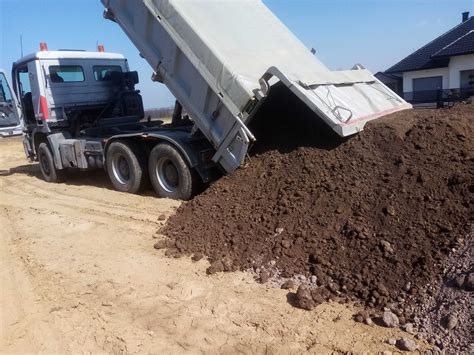 Wywrotka z ładunkiem kruszywa na placu budowy