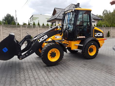 Ładowarka kołowa JCB z różnymi typami osprzętu
