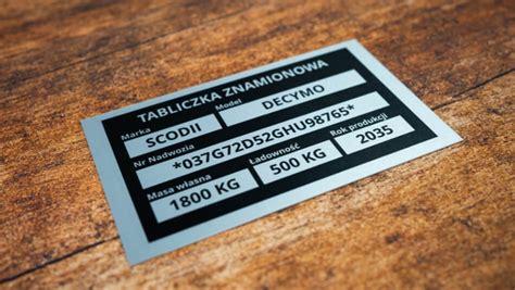 Infografika z zaznaczonymi punktami lokalizacji tabliczek znamionowych w różnych typach maszyn JCB