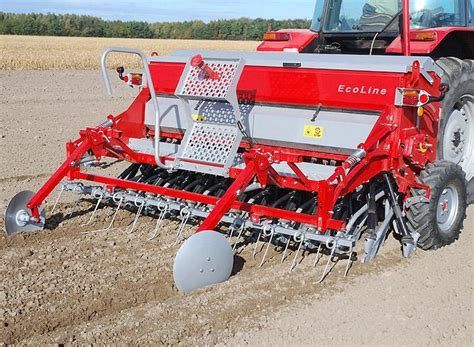 Siewnik mechaniczny Kongskilde Ecoline 300 podczas pracy w polu
